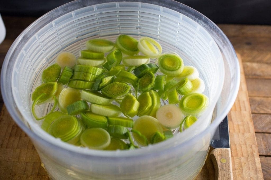 Washing leeks